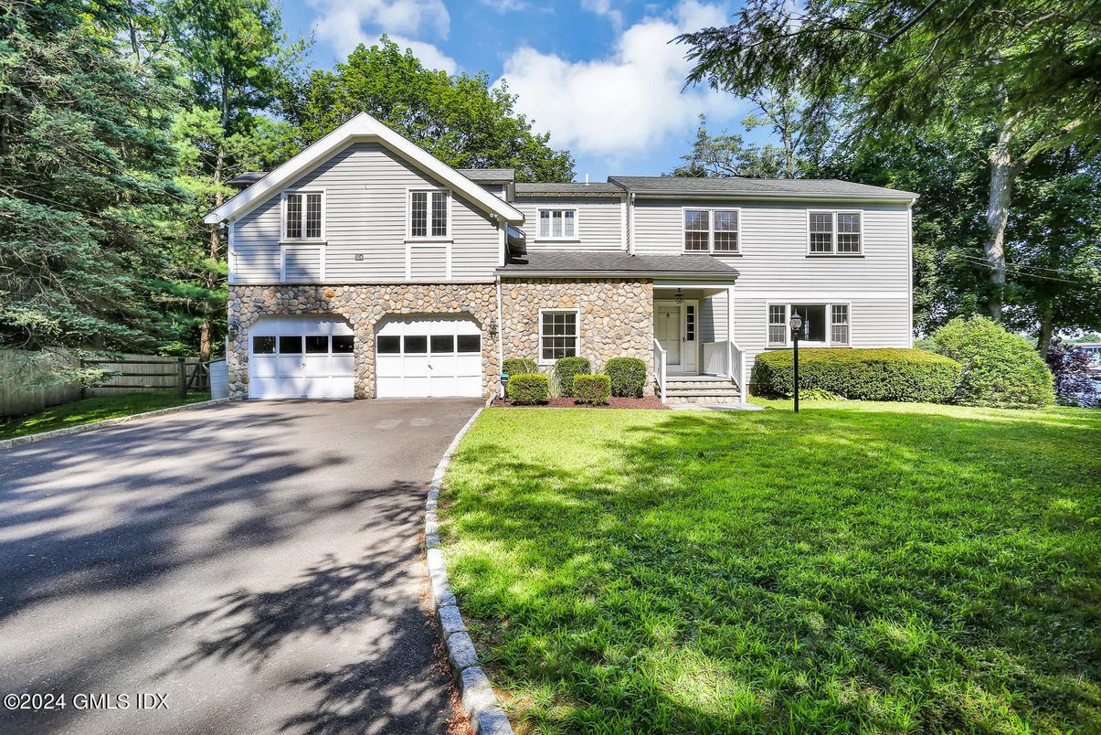 Attached, Exterior, Facade, Brick Facade, Raised Ranch