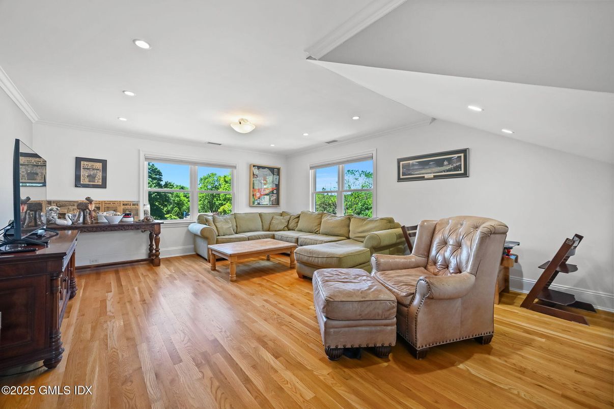 Fitness Equipment, Interior, Living room, Recessed Lighting, Wood Texture Flooring