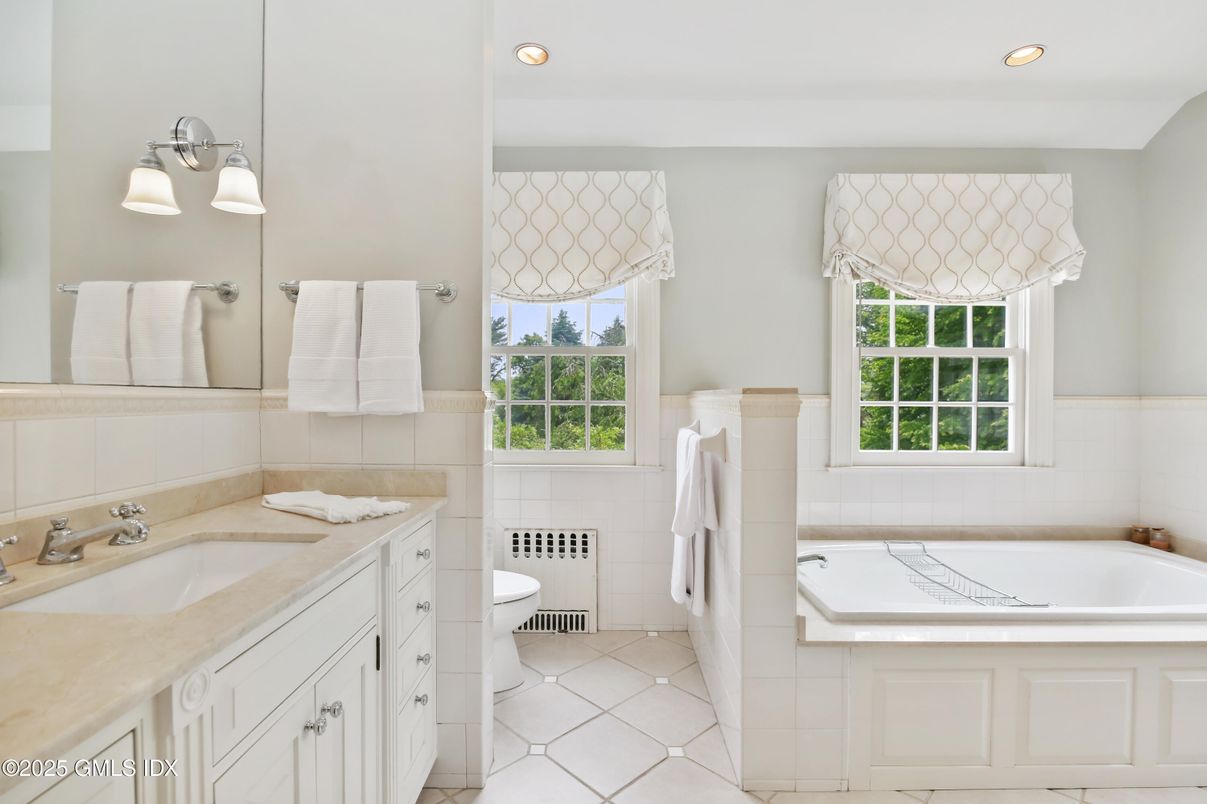 Bathroom, Interior, Recessed Lighting