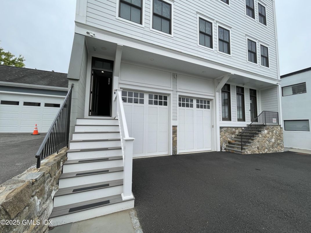 Attached, Exterior, Facade, None