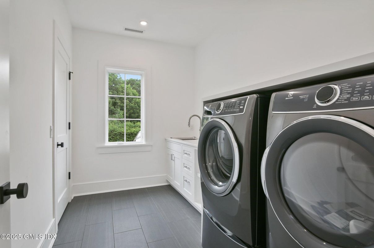 Interior, Recessed Lighting, Washer, Wood Texture Flooring