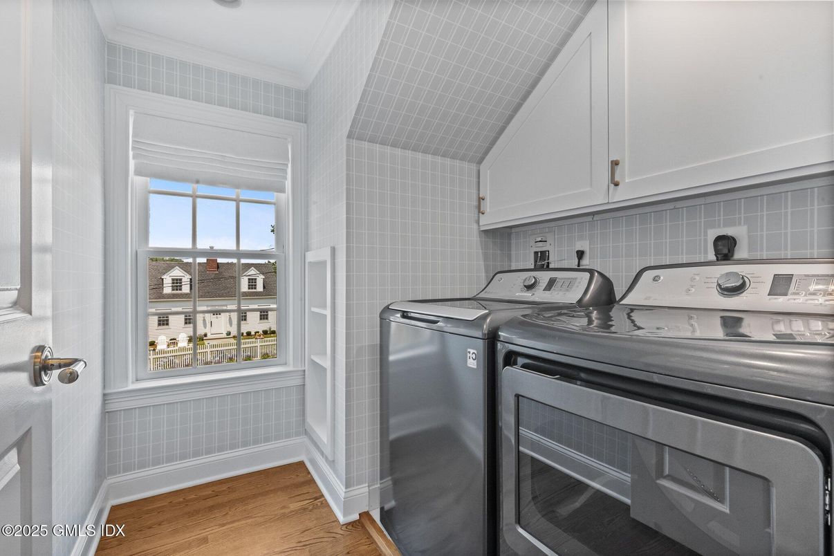 Interior, Washer, Wood Texture Flooring
