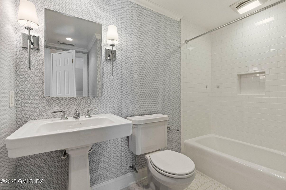 Bathroom, Interior, Recessed Lighting