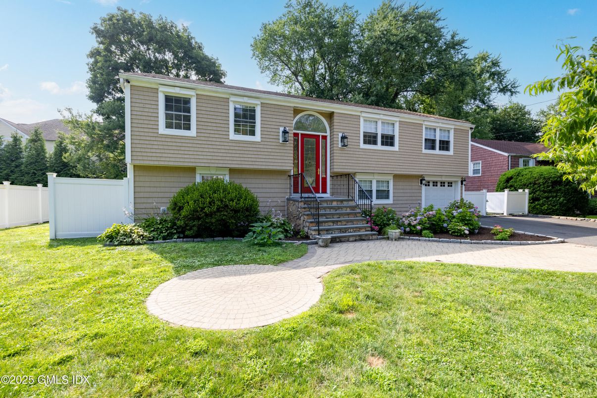 Backyard, Exterior, Facade, Raised Ranch
