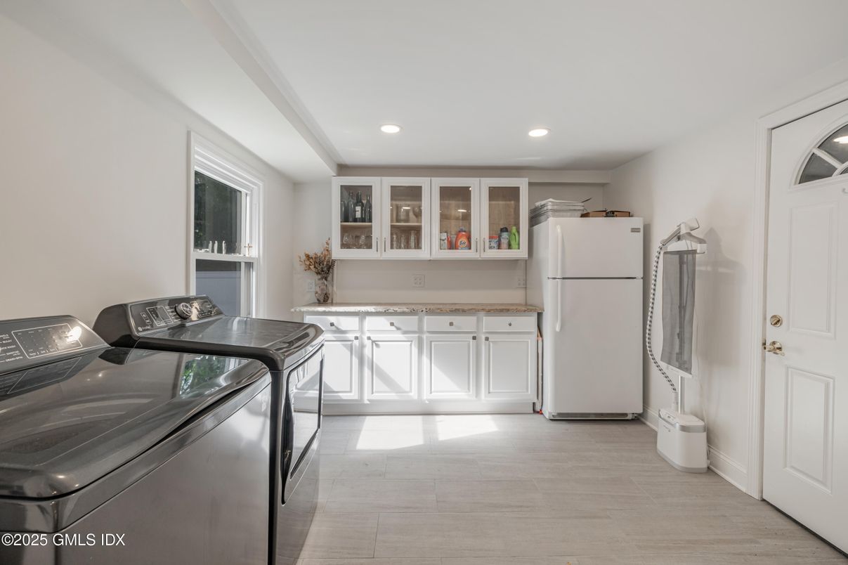 Interior, Recessed Lighting, Washer, Wood Texture Flooring