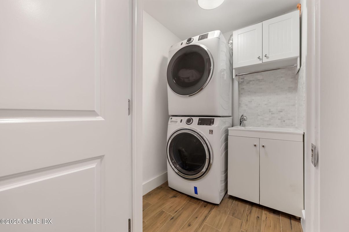 Interior, Utility Closets, Washer, Wood Texture Flooring