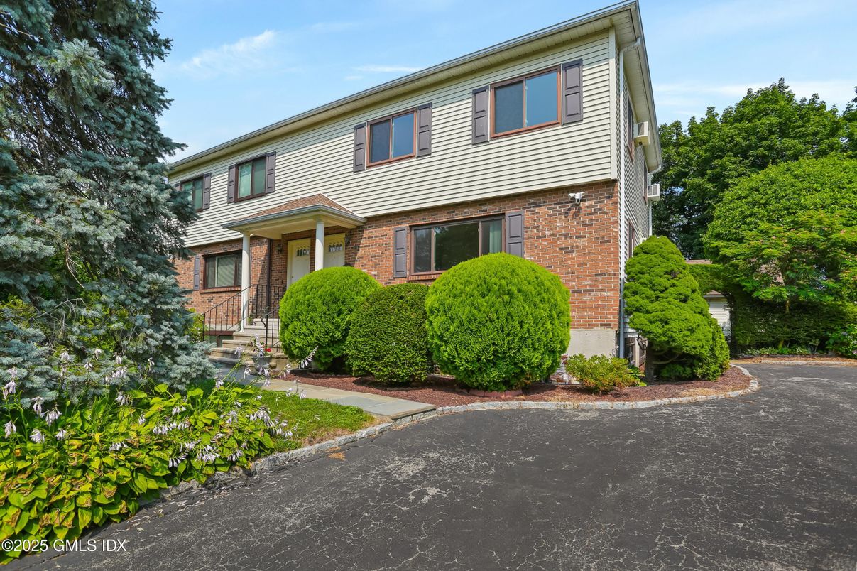 Exterior, Facade, Brick Facade, Split Level