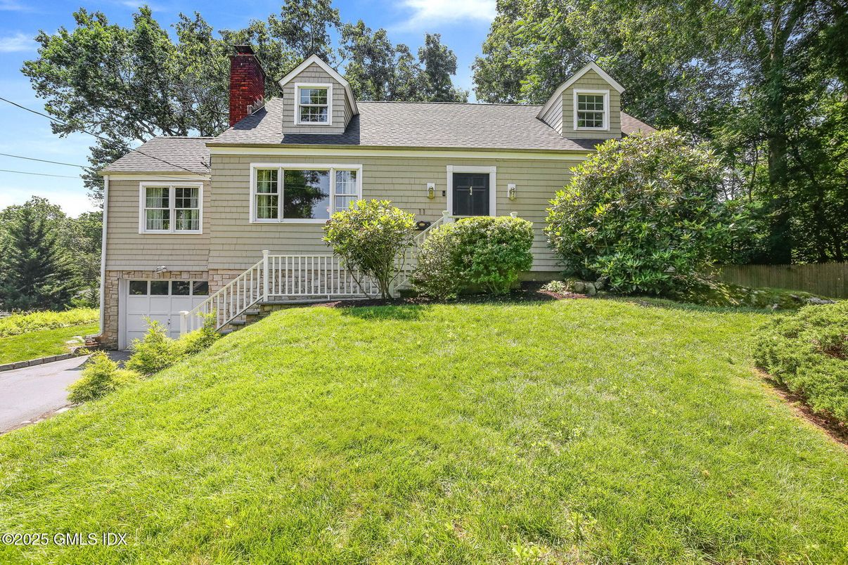 Attached, Exterior, Facade, Cape Cod