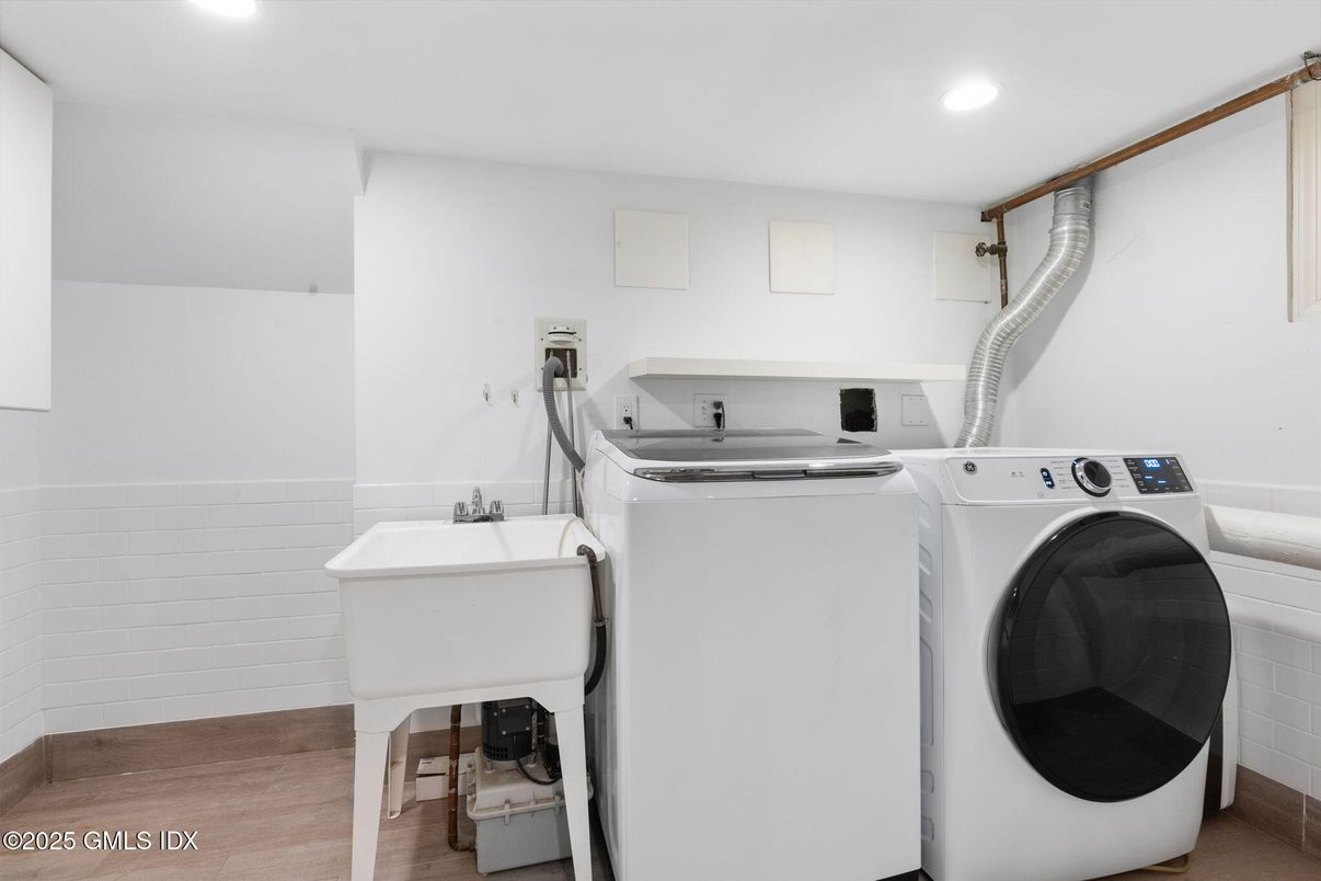 Interior, Recessed Lighting, Washer, Wood Texture Flooring