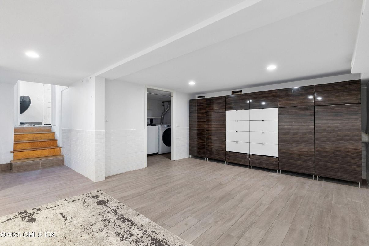 Interior, Recessed Lighting, Washer, Wood Texture Flooring