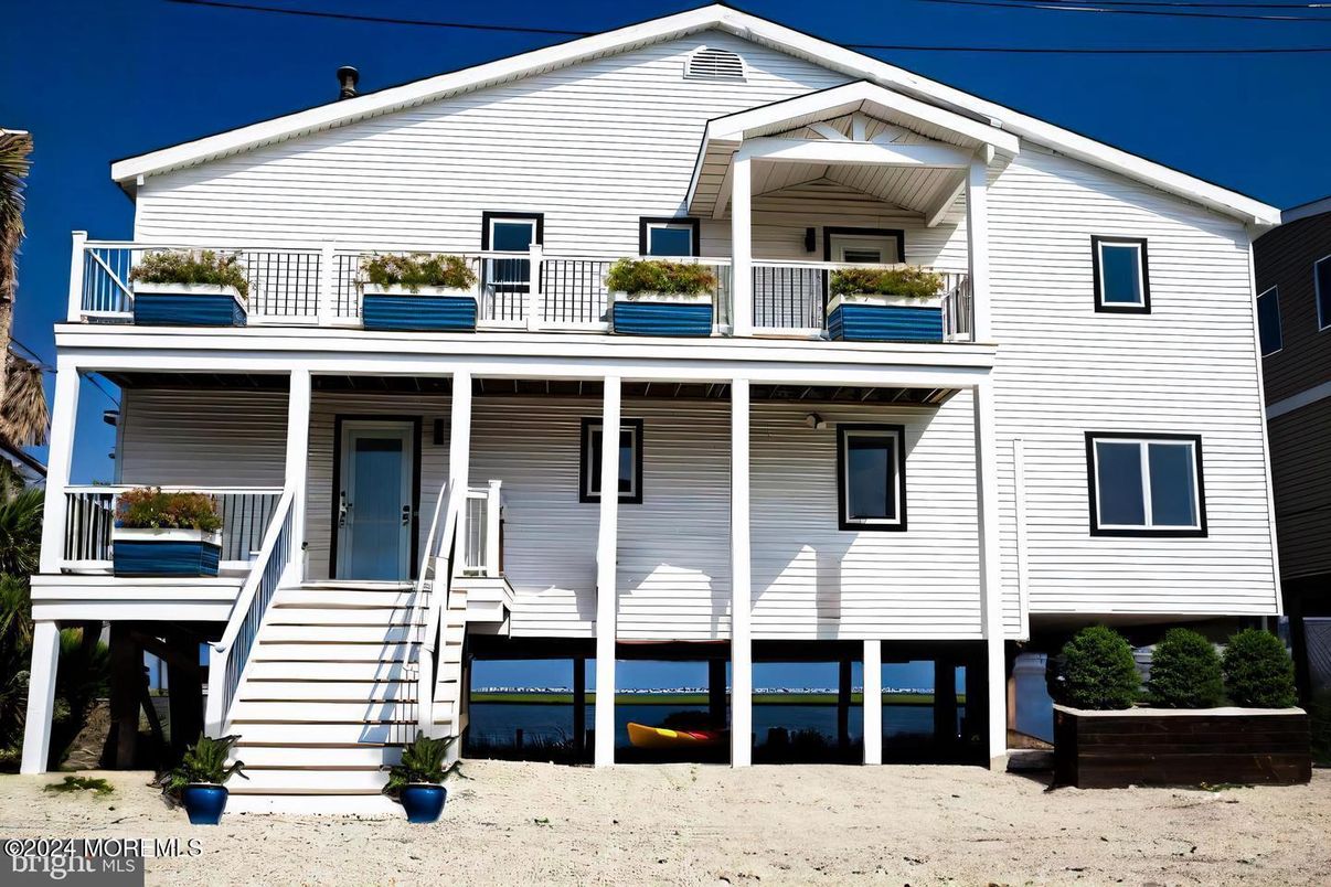 Exterior, Facade, Rowhouse
