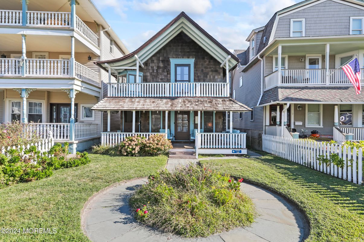 Exterior, Facade, Queen Anne Victorian