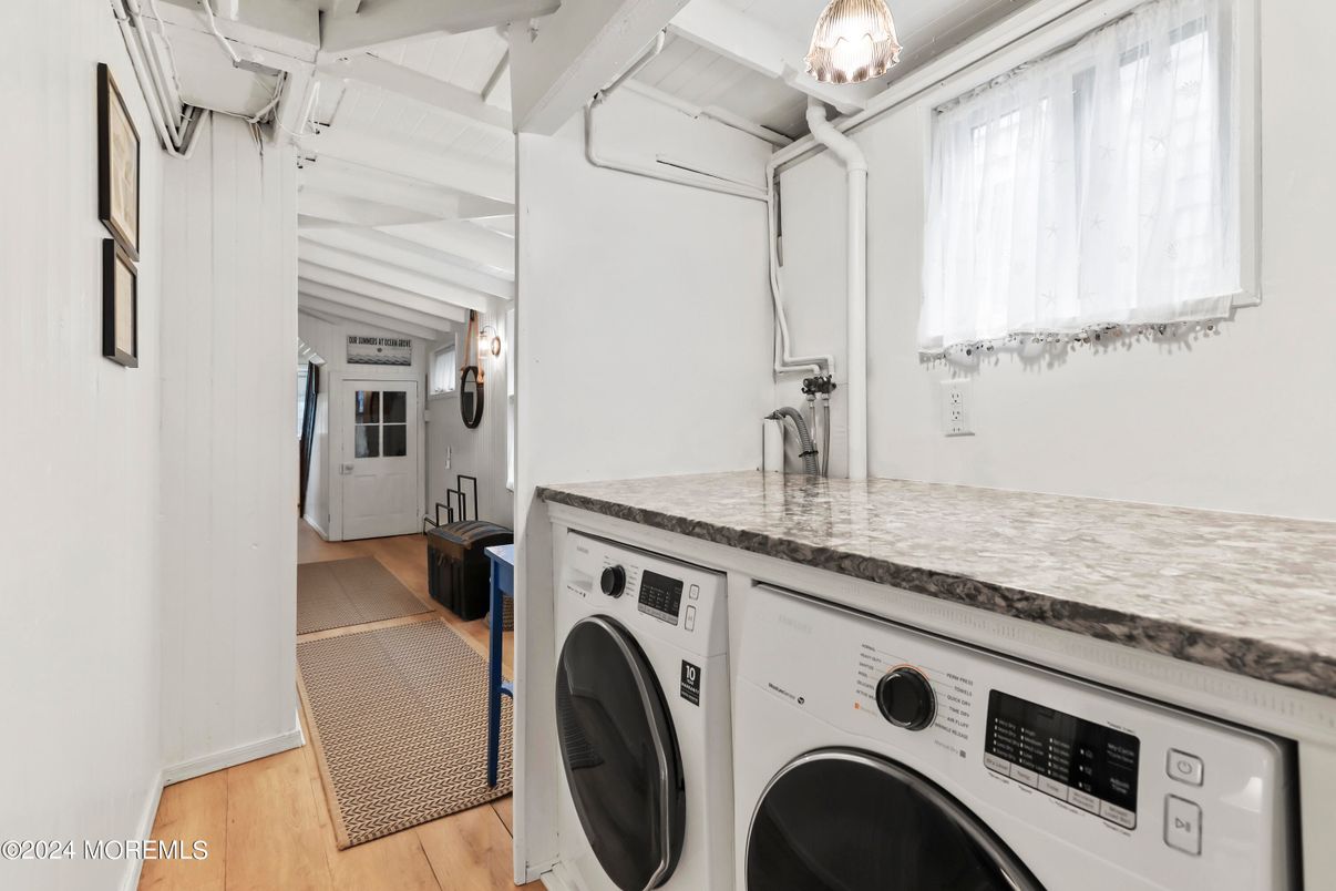 Interior, Washer, Wood Texture Flooring