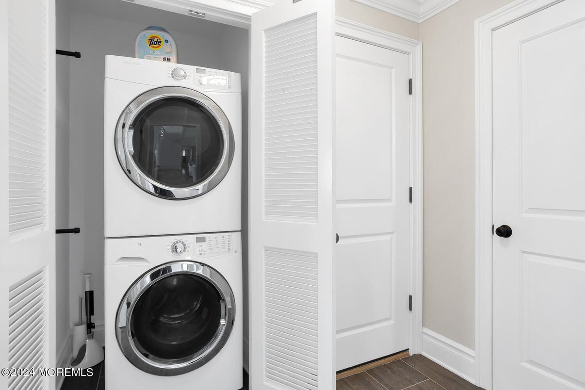 Interior, Utility Closets, Washer, Wood Texture Flooring
