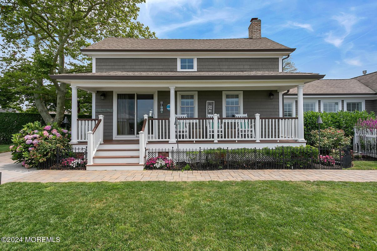 Exterior, Facade, American Foursquare