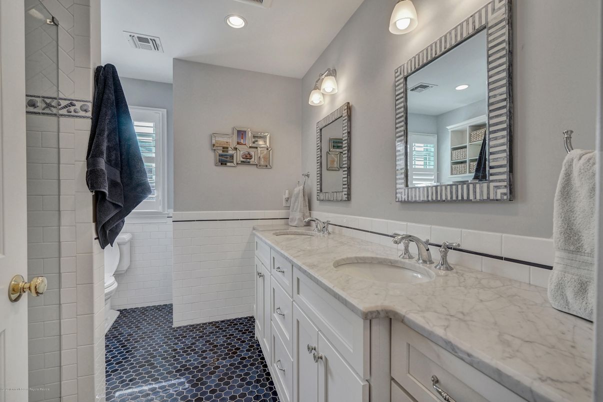 Bathroom, Dual Sink Vanities, Interior, Recessed Lighting