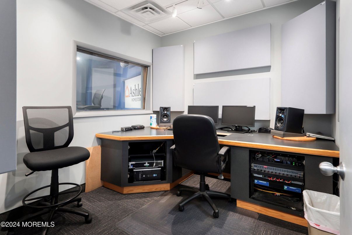 Home Office, Interior