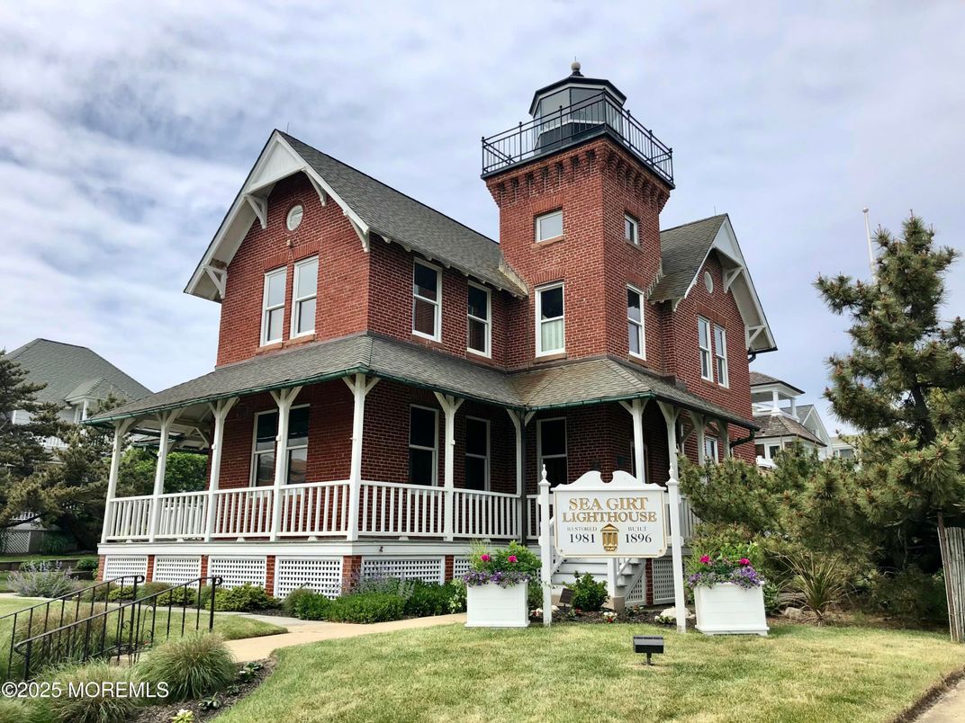 Exterior, Facade, Queen Anne Victorian