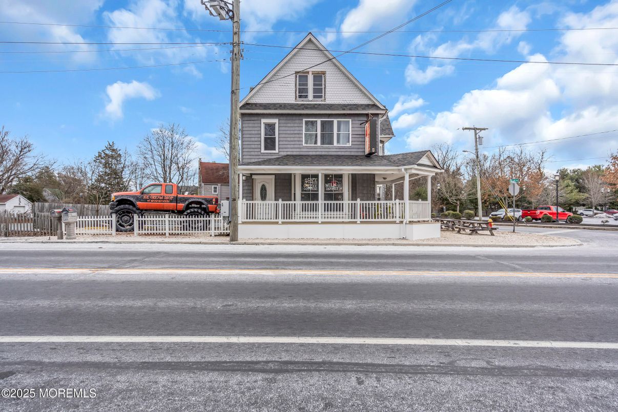 Exterior, Facade, Queen Anne Victorian