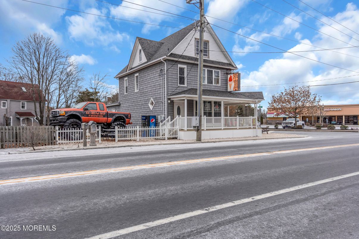 Exterior, Facade, Queen Anne Victorian