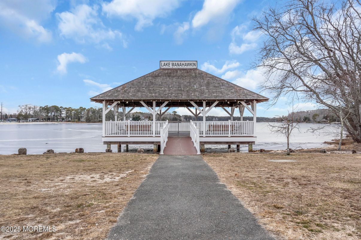 Exterior, Lake