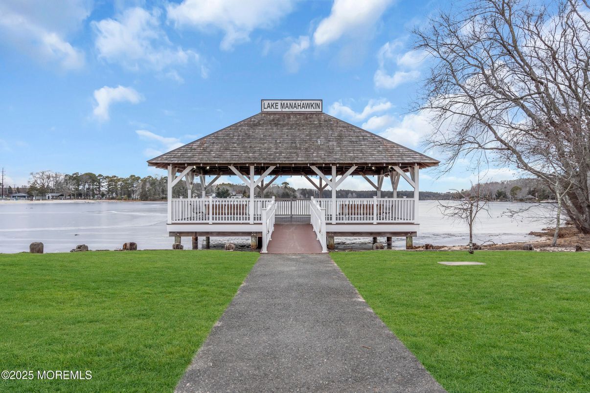 Exterior, Lake