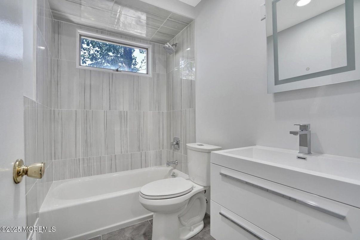 Bathroom, Interior, Recessed Lighting