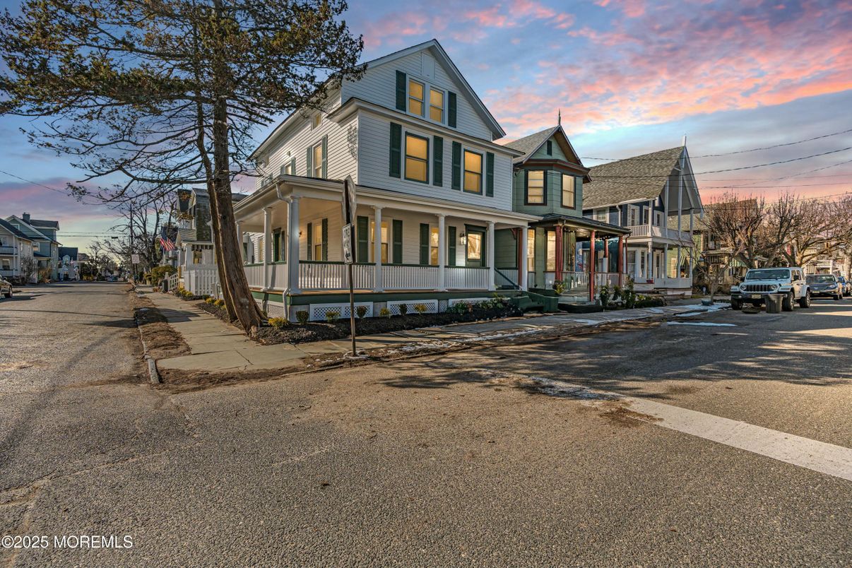 Exterior, Facade, Queen Anne Victorian