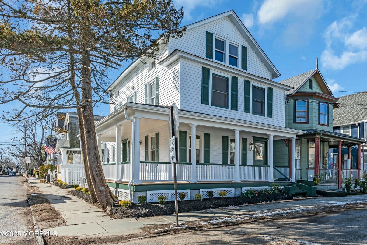 Exterior, Facade, Queen Anne Victorian