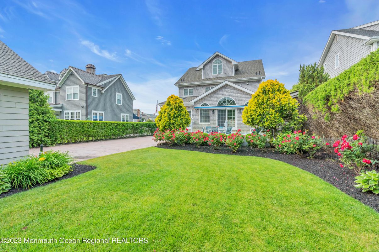 Backyard, Exterior, Facade, Queen Anne Victorian