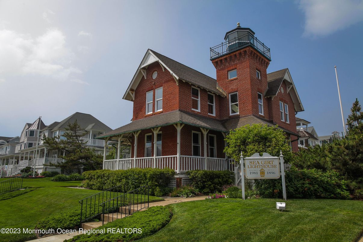 Exterior, Facade, Brick Facade, Queen Anne Victorian