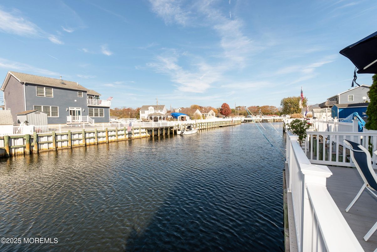 Exterior, Lake
