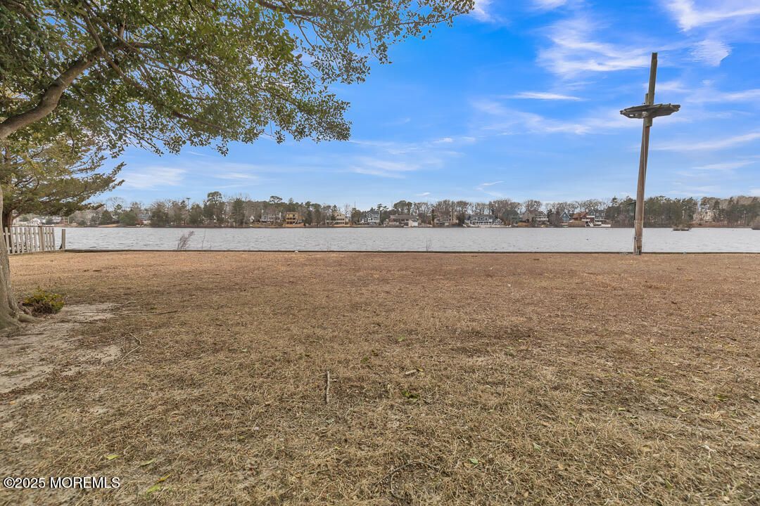 Exterior, Lake