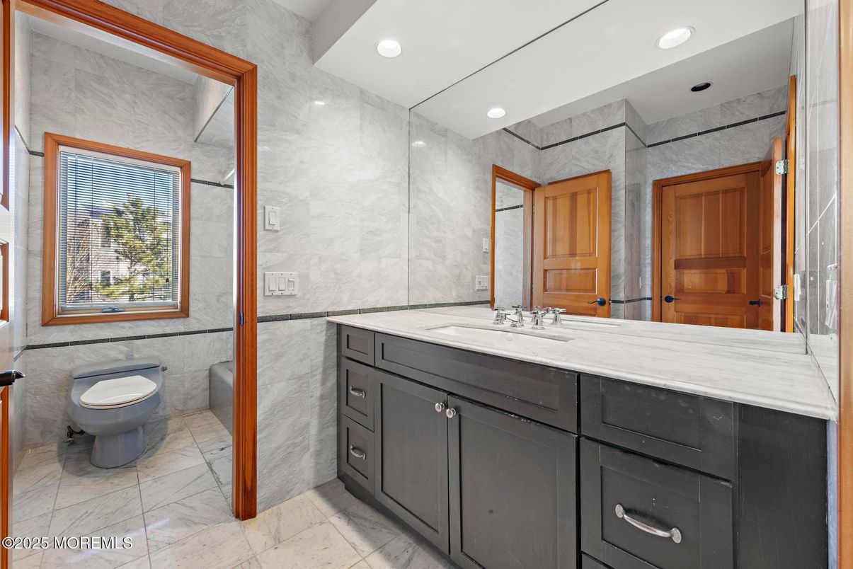 Bathroom, Interior, Marble, Marble Walls, Recessed Lighting