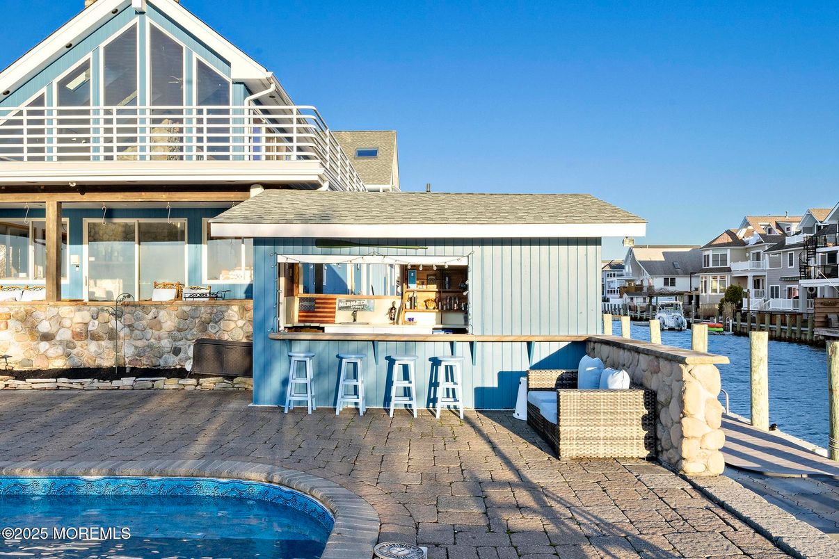 Exterior, Lake