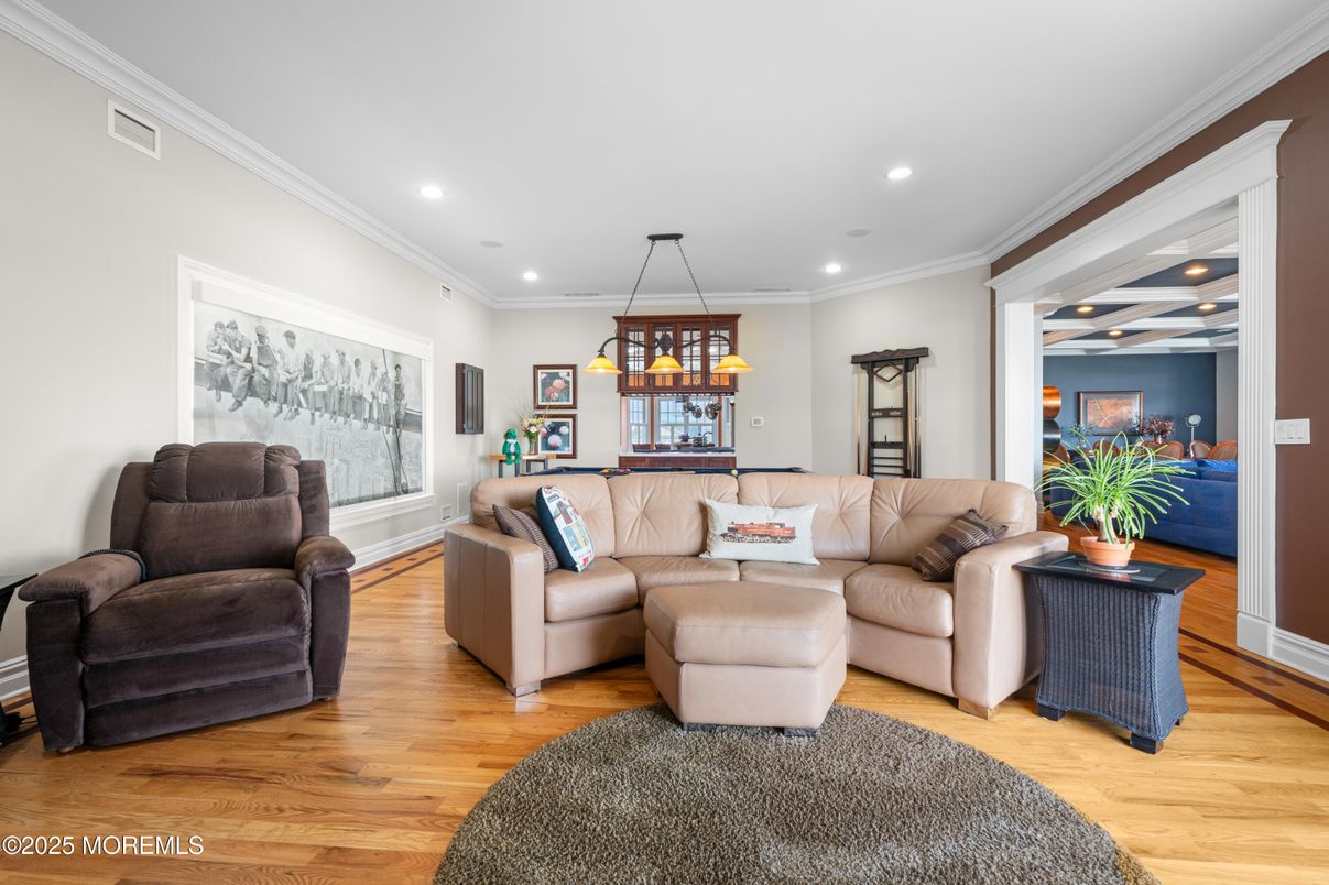 Interior, Living room, Pendant Lights, Recessed Lighting, Wood Texture Flooring