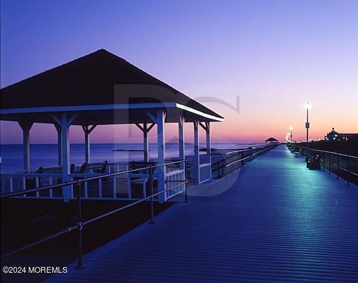 Exterior, Lake