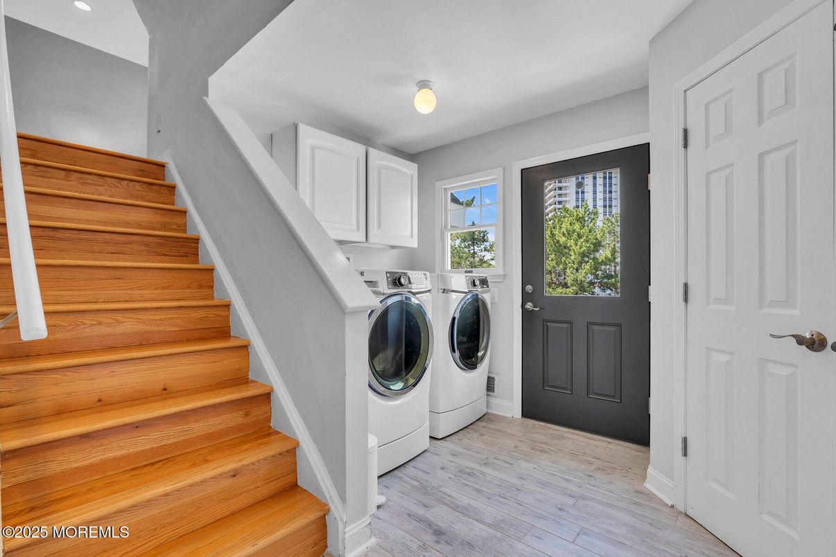 Interior, Recessed Lighting, Washer, Wood Texture Flooring