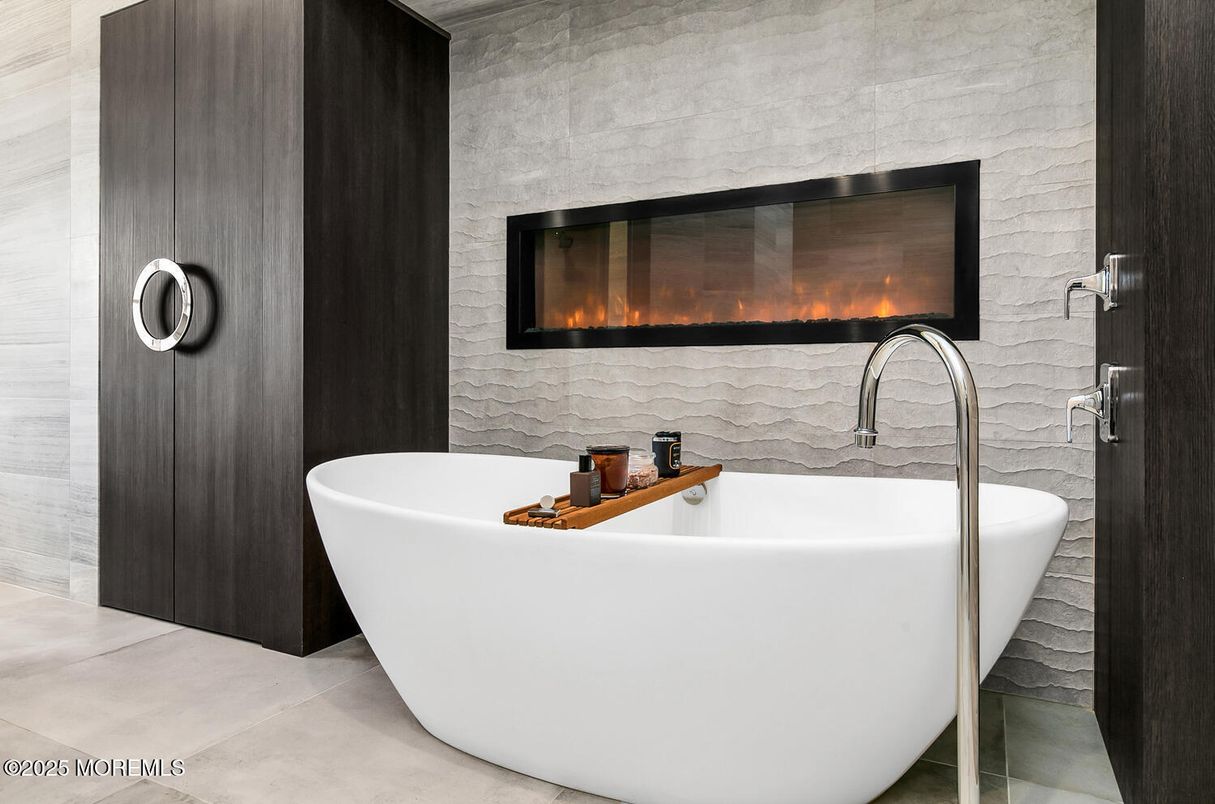Bathroom, Fireplace, Free Standing Baths, Interior