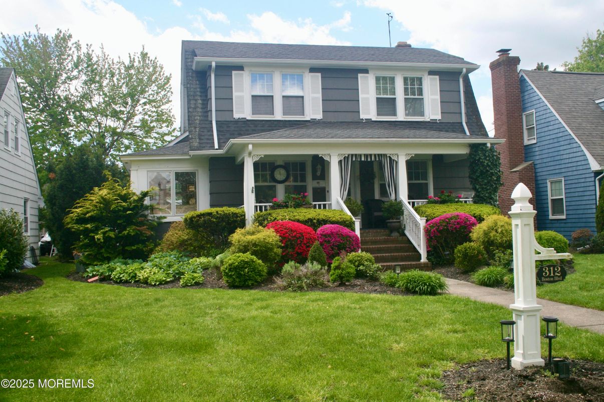 Exterior, Facade, American Foursquare