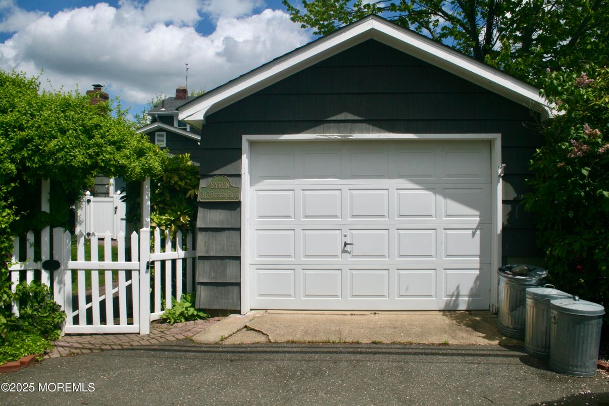 Detached Garage, Exterior