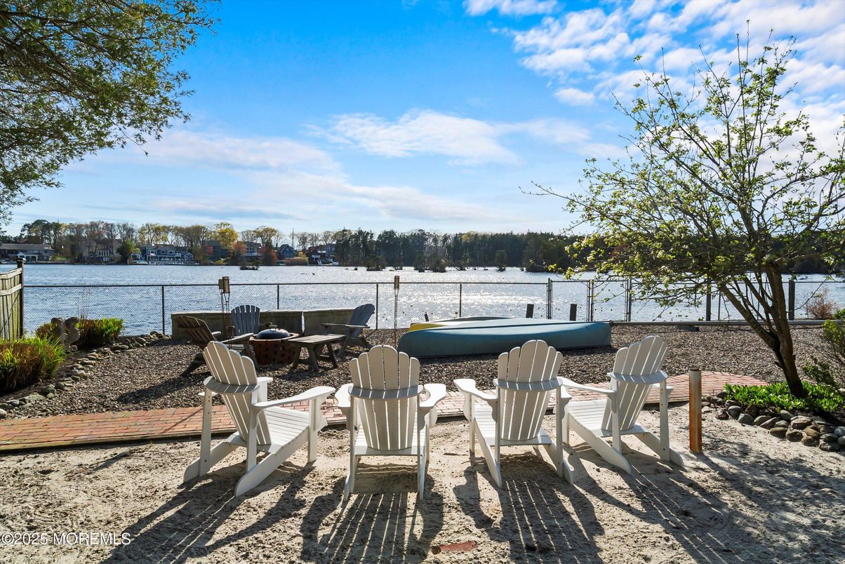 Exterior, Lake