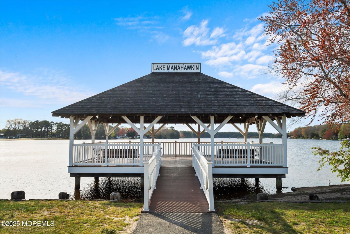 Exterior, Lake