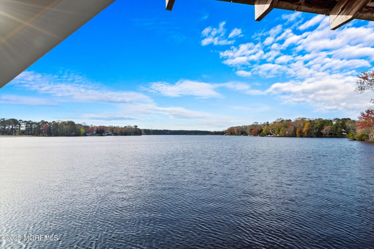 Exterior, Lake