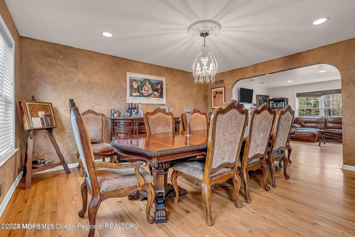 Chandelier, Dining room, Interior, Recessed Lighting, Wood Texture Flooring