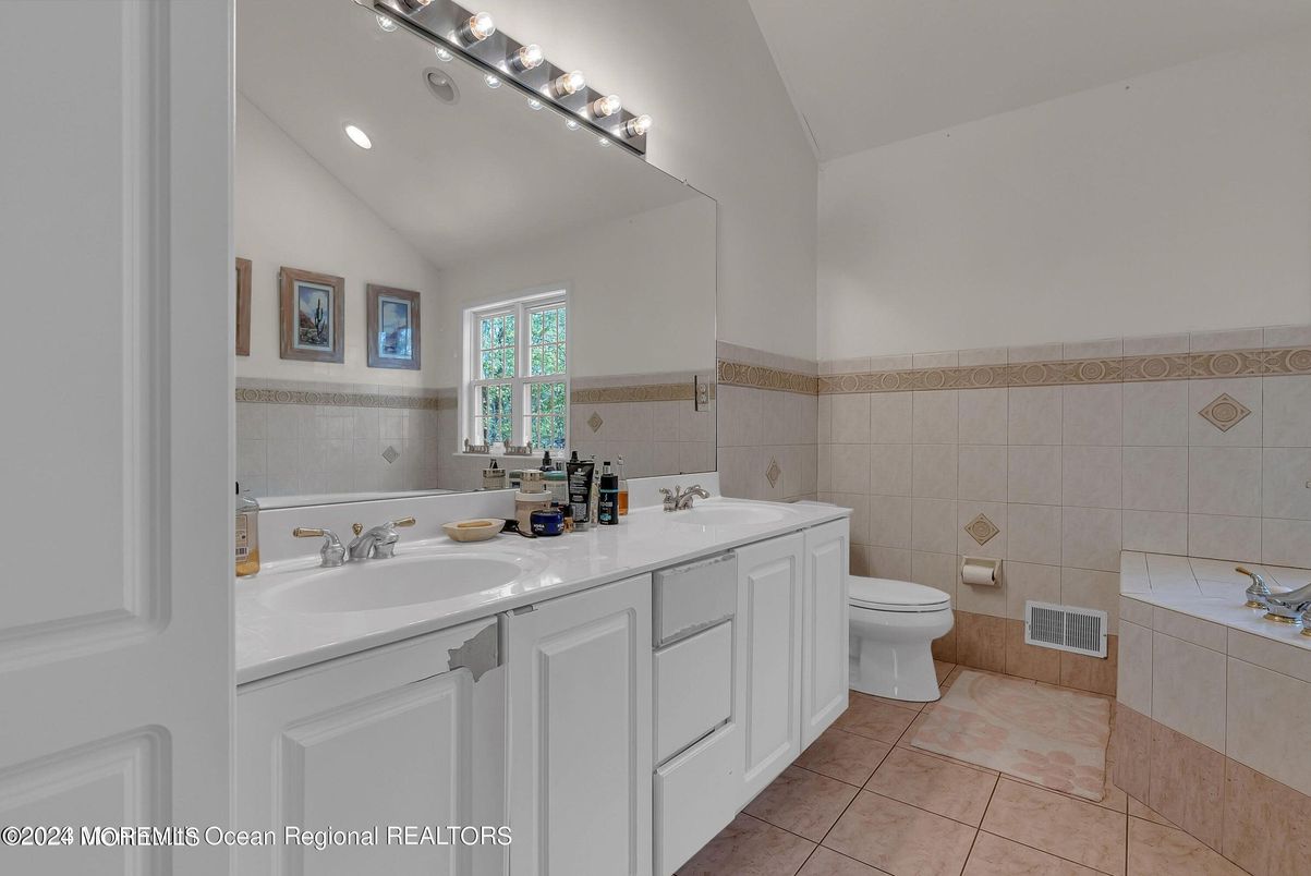 Bathroom, Dual Sink Vanities, Interior, Recessed Lighting