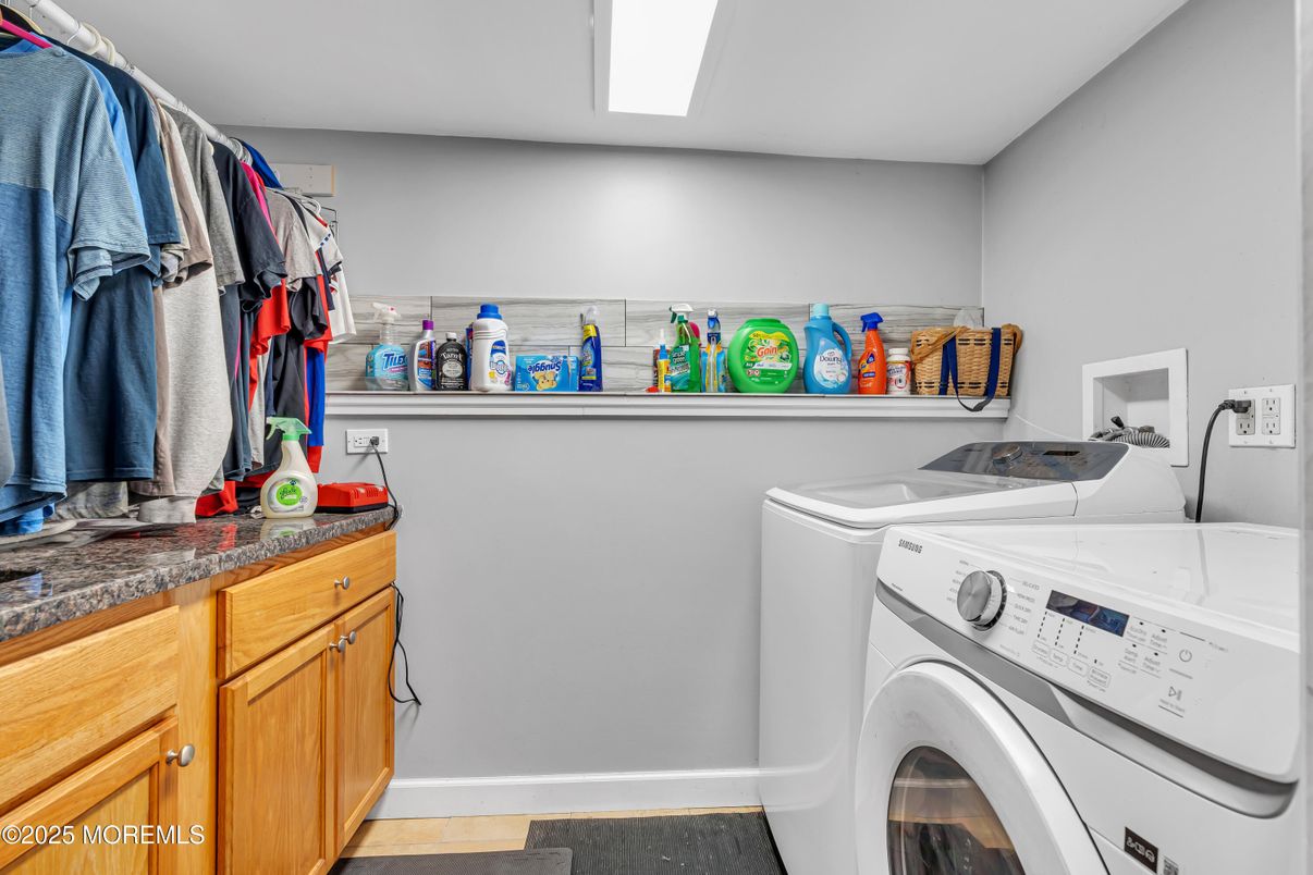 Interior, Washer, Wood Texture Flooring