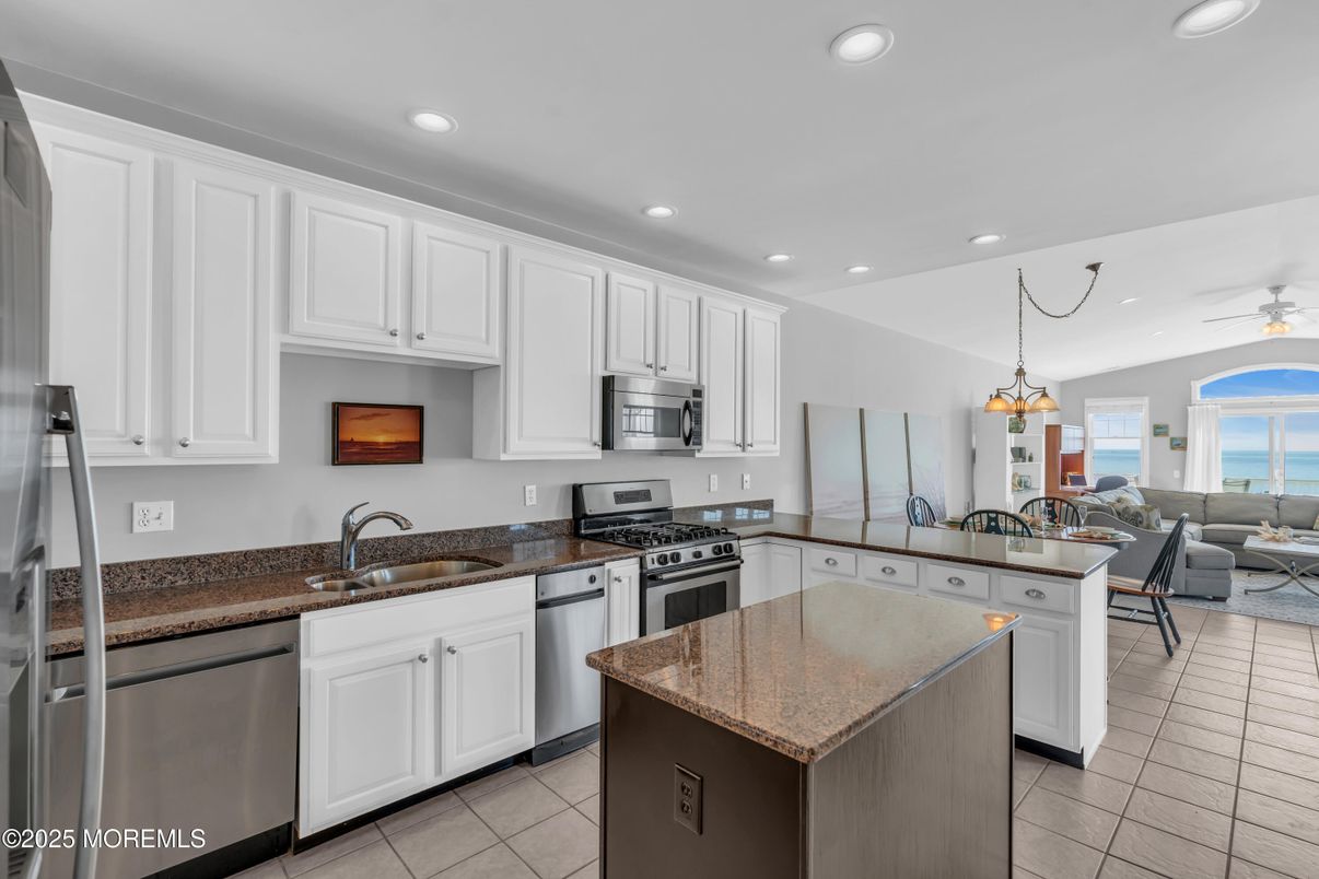 Dining room, Interior, Kitchen, Living room, Pendant Lights, Recessed Lighting, Stainless Steel Appliances