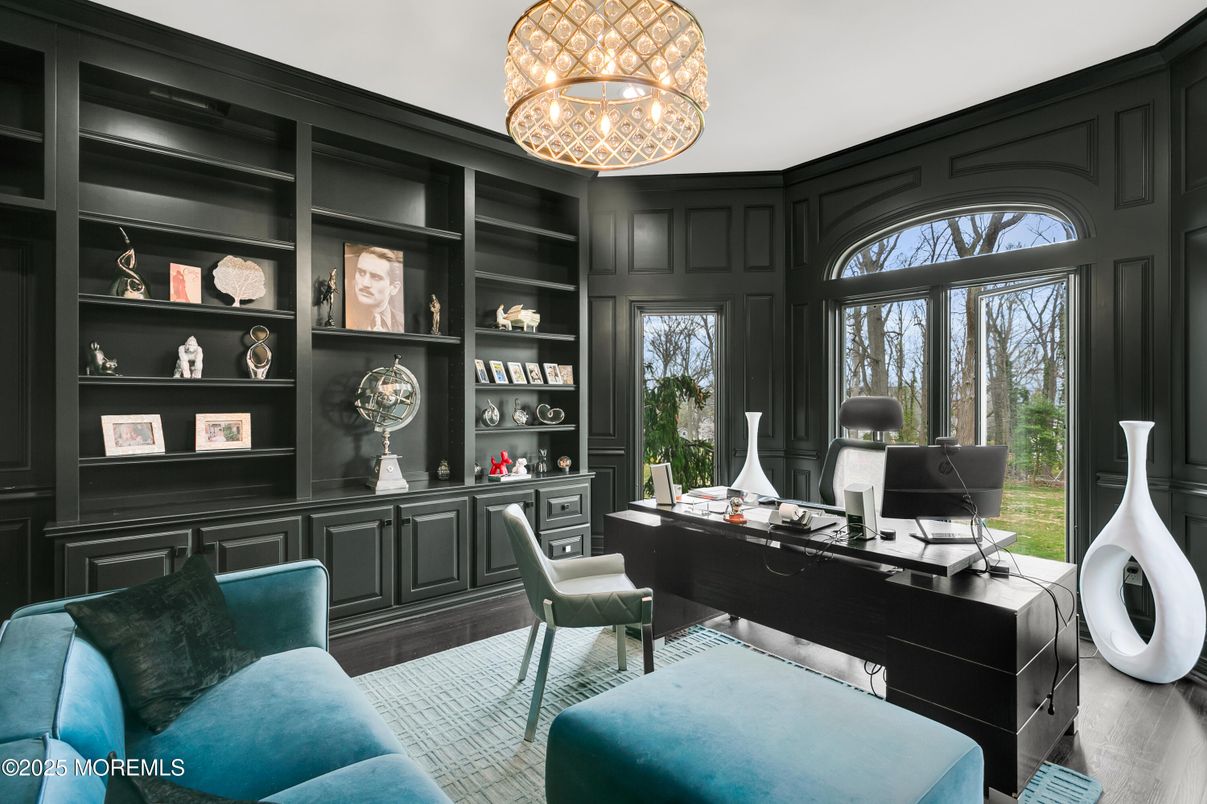 Home Office, Interior