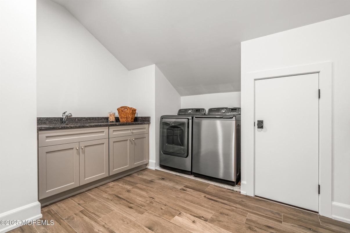 Interior, Washer, Wood Texture Flooring